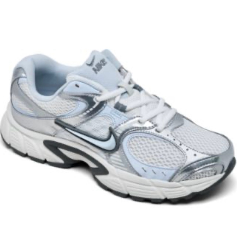 Nike V5 RNR Women's Athletic Shoes - Black and White